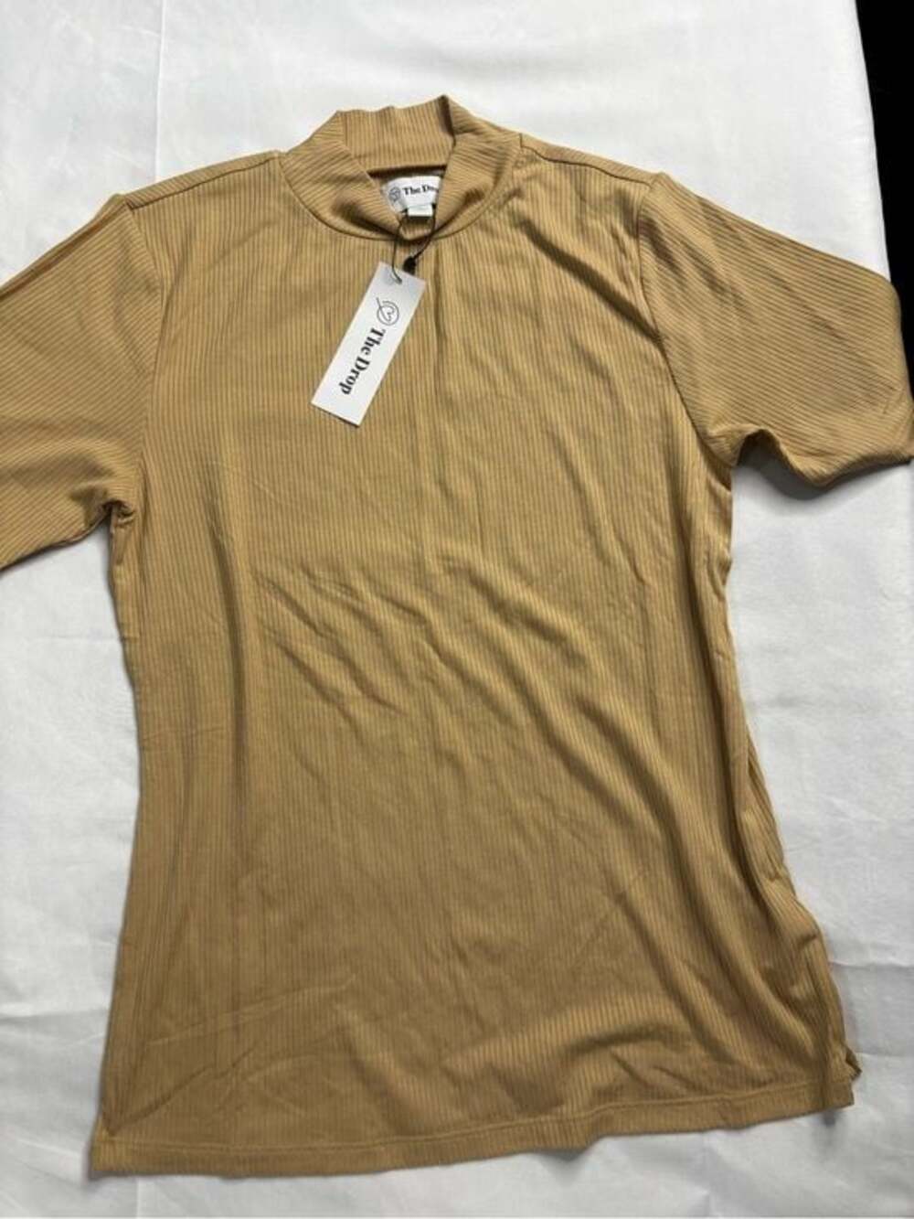 Ribbed Short Sleeve Mock Neck Shirt in Camel